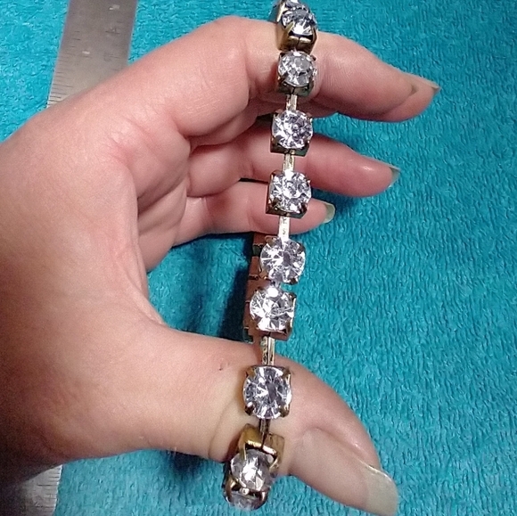 Elegant Goldtone and Crystal Stretch Bracelet Vintage - Picture 4 of 4